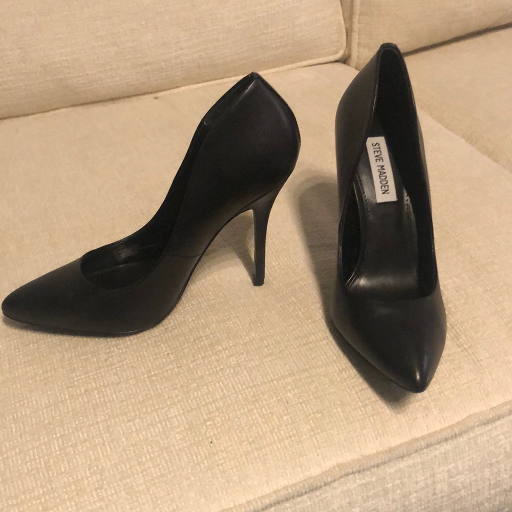 Steve Madden Black leather Galleryy Pumps